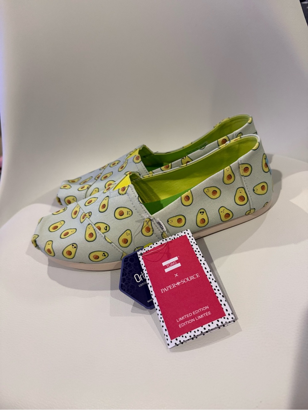 🌊☀️ TOMS x Paper Source Avocado Print Slip-On Shoes - Light Green NWT